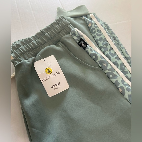 Body Glove women's joggers size large sage green with animal print detail NWT - Picture 4 of 7